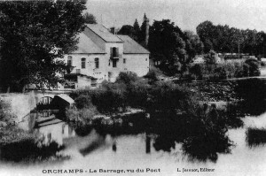 Les bâtiments de la Société Française de Pâte de Bois - A droite, le barrage ; à gauche, la sortie du canal de fuite de la centrale hydroélectrique. 