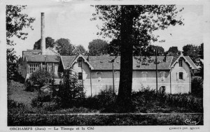 La cité des Tissages Mécaniques d'Orchamps, et l'usine à gauche en arrière-plan (vers 1960).