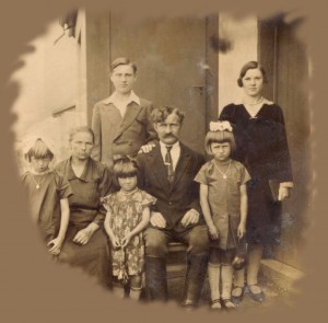 La famille Czyplis en 1930, année de son arrivée à Voujeaucourt - Au premier rang en partant de la gauche : Stanislawa et ses deux sœurs, Sophie et Mariana. Au deuxième rang, les parents de Stanislawa : Stanislas et Anna née Pupel. Au troisième rang, les demi-frère et sœur de Stanislawa, Bernard et Anna (coll. S. Czyplis) 