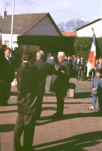 Saint-Usage (Côte d'Or), le 11 novembre 1995 : Lucien JEANDOT reçoit la Légion d'honneur des mains du colonel GROCHE, en présence de René ZAFFARONI, maire de la commune, et de Daniel FREITAG, conseiller général (photo A. GAGNIEUX).