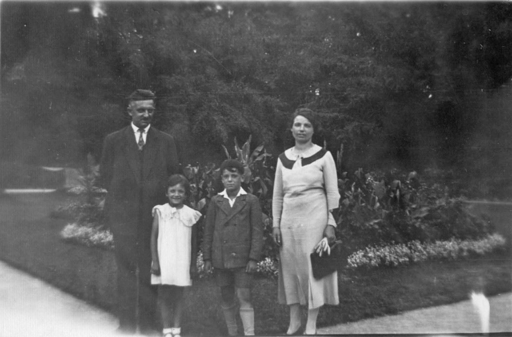 Lucien et Marguerite JEANDOT, et leurs enfants Serge et Yvette, vers 1935