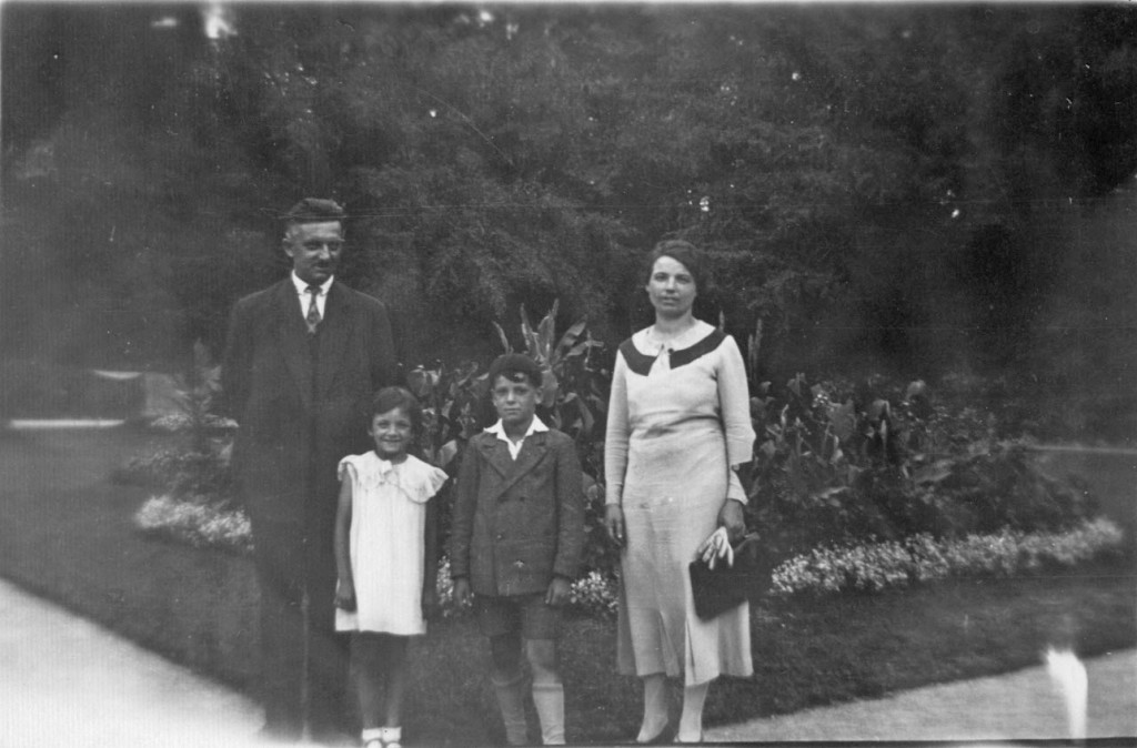 Lucien et Marguerite JEANDOT, et leurs enfants Serge et Yvette, vers 1935